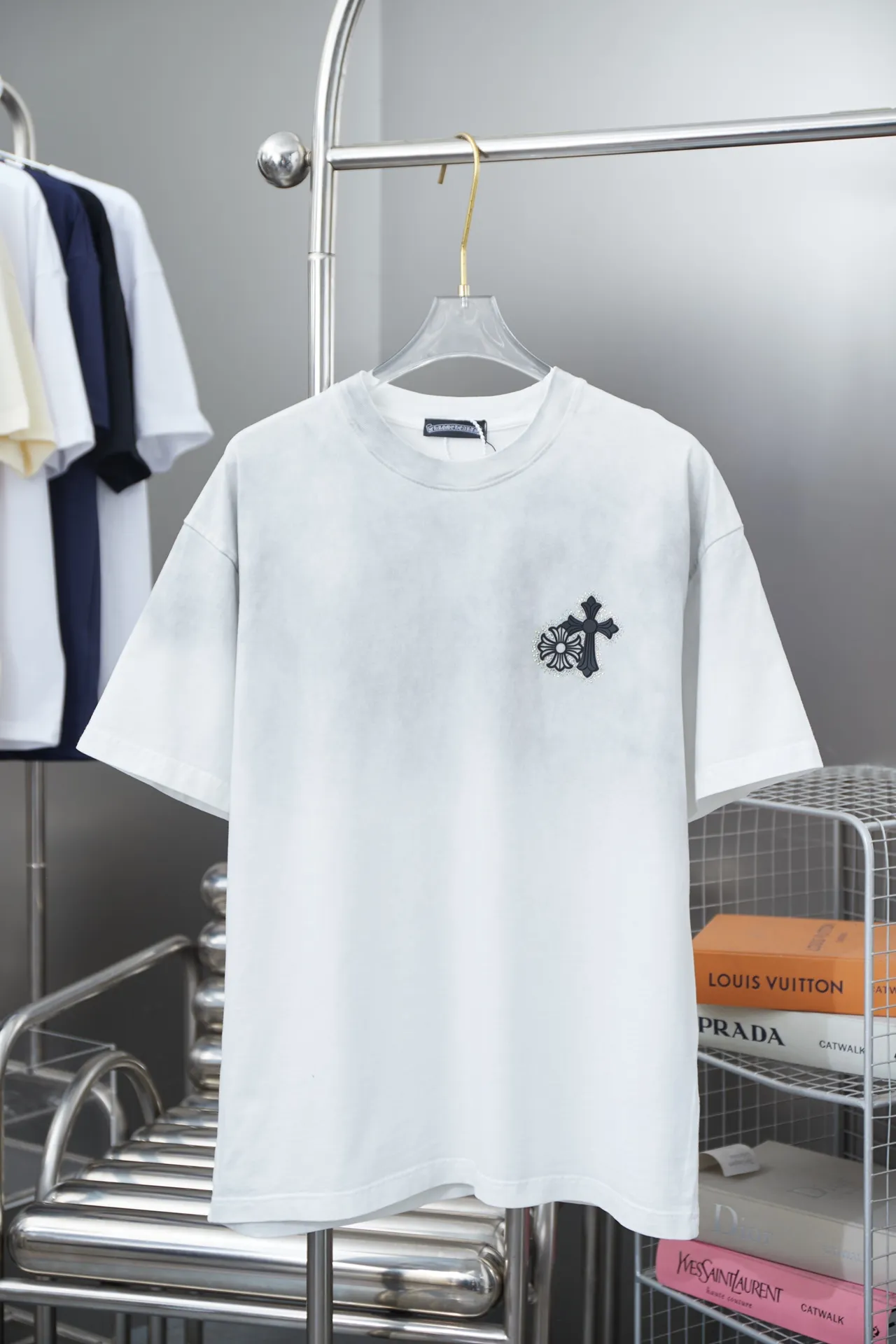 🅿️210 Chrome Hearte 25SS early spring new style, thick version with hot diamond short sleeves, light luxury, essential item for daily commuting for men and women, correct version, welcome to compare, detailed features · 280 grams of 100% pure cotton double yarn jersey fabric · Special thickened 32 pieces of double-strand 1X1 thread in the same vat custom dyeing · Imported Australian matte pearl diamonds ➕Thick version of three-dimensional wow glue cross. Ready-to-wear dyeing Then do the faded fried snowflake process, then wash it to make it look old. Common washing improves the effect · Double-needle sewing process · Original main mark, washed tag, brand moisture-proof paper packaging Color: black/white/green/blue Size: S/M/L/XL